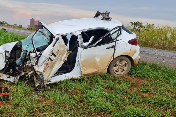 Motorista de 39 anos fica gravemente ferido após invadir contramão e bater de frente com caminhão na BR 354