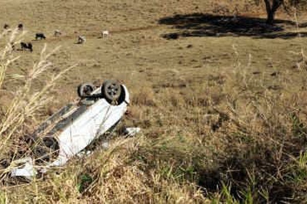 Motorista de 70 anos cochila ao volante e fica ferido após carro cair em barranco