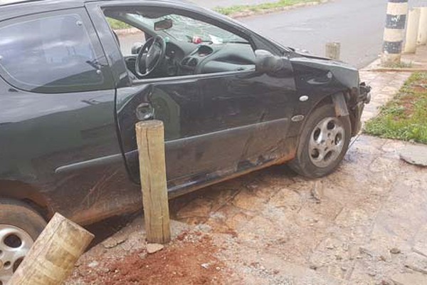 Mãe inabilitada se distrai ao ser chamada por filha e carro acaba em pilares de proteção