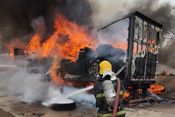 Incêndio em carreta destrói carga de medicamentos na BR-050