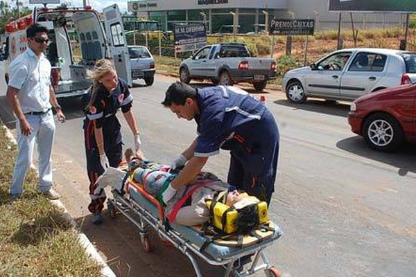 Motociclista se assusta com quebra-molas, freia demais e capota várias vezes na av. JK