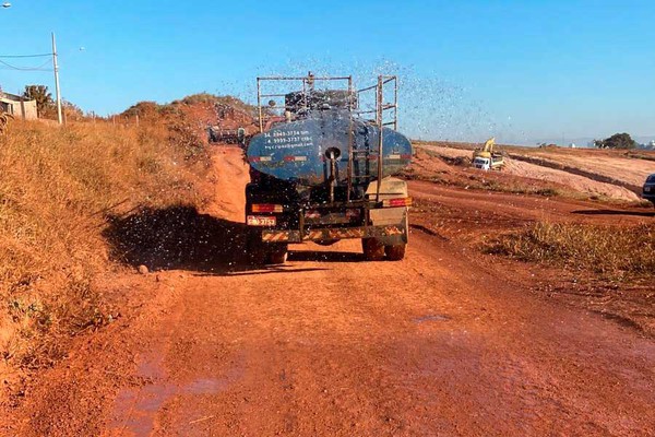 Empresa reconhece queixa de moradores e usa caminhões-pipa para amenizar poeira