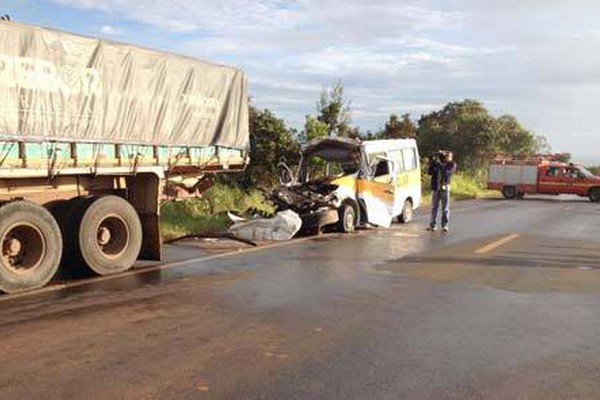 Van com pacientes de Lagoa Formosa bate em caminhão e três morrem