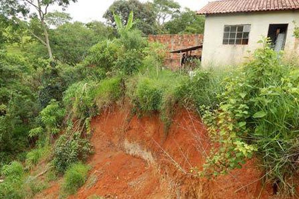 Cratera que ameaça casas no Céu Azul é alvo de denúncia no Ministério Público