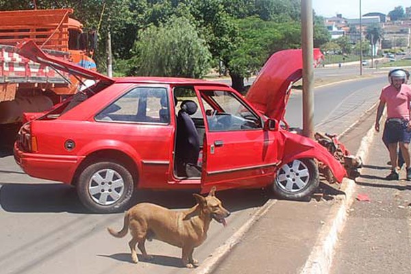 Motorista embriagado abandona carro após bater em cheio em poste de placa na JK