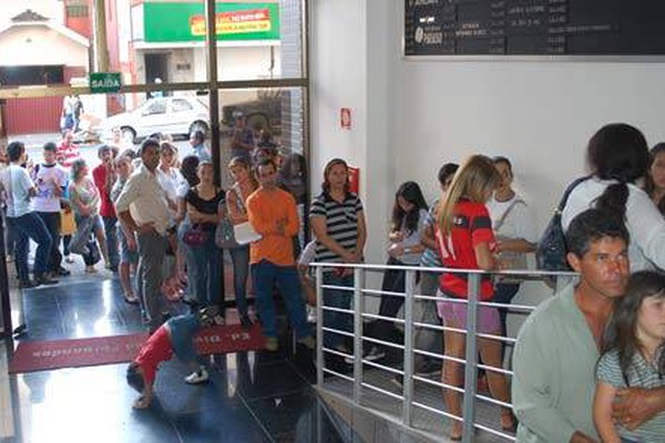 Cartório eleitoral tem fila gigantesca para último dia de regularização do título