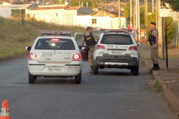 Criminosos rendem comerciantes e levam dinheiro de supermercado e farmácia em Patos de Minas