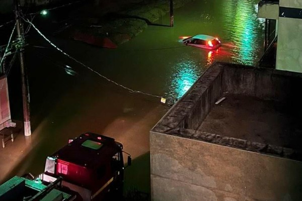 Veículo é tomado pela água durante temporal em Patos de Minas; previsão é de mais chuva