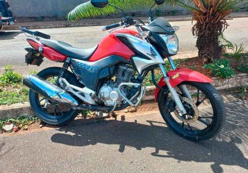 Jovem fica gravemente ferido após cair de moto ao "dar grau" em Patos de Minas e afirma que continuará com a prática