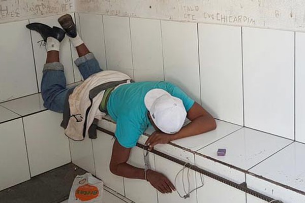 Homem é preso após causar incêndio em depósito de supermercado em Patos de Minas