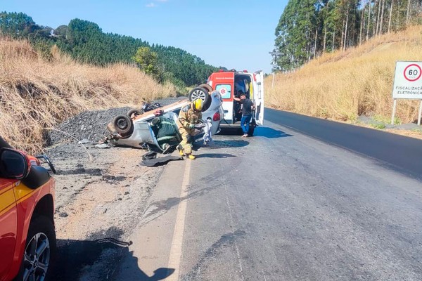 Gestante fica ferida após capotamento de carro em mais um acidente na curva da morte na BR-365