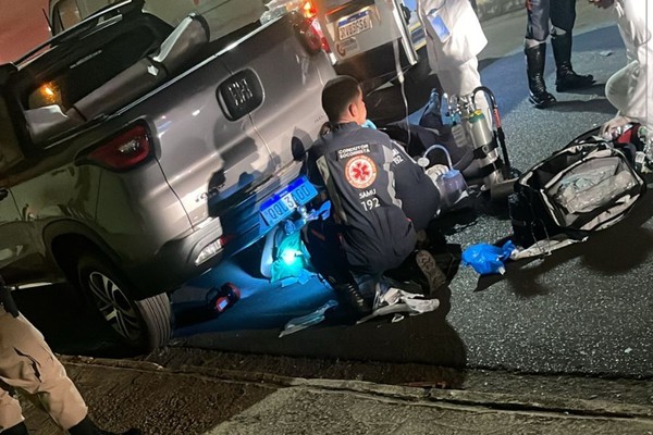 Motociclista vai parar debaixo de carro e sofre ferimentos graves em acidente no bairro Alto dos Caiçaras