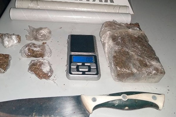 PM aborda trio e jovem acaba preso com barra e tabletes de maconha após tremer em abordagem