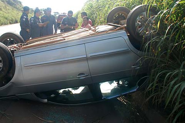 Carro capota ao ser atingido por ônibus na BR365 e bebê é salvo por cadeirinha