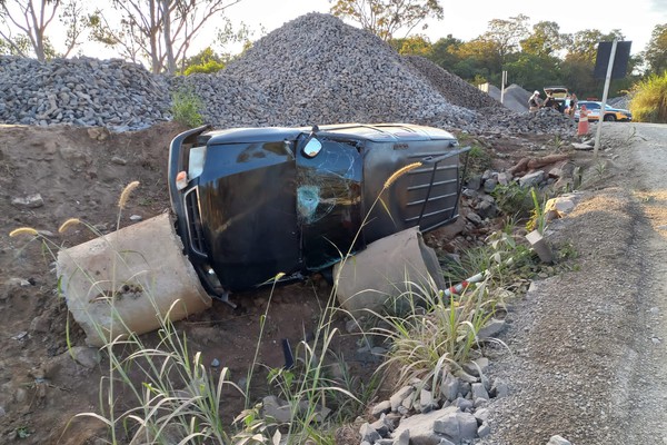 Condutor embriagado bate em canaleta, tomba carro e acaba preso no desvio entre Patos de Minas e Presidente Olegário