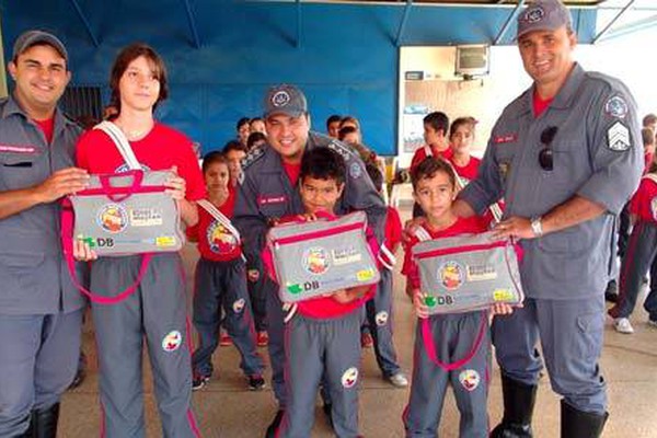 Bombeiros Mirins recebem uniformes e participam de palestra sobre meio ambiente