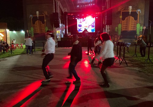 Vila Country se destaca com muito forró e gingado do público; veja ao vivo