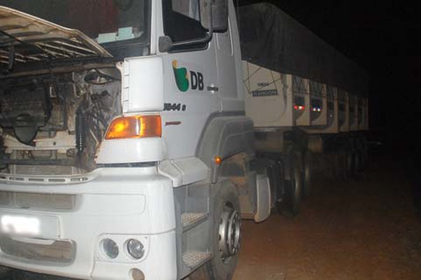 Com diversos extintores, motoristas conseguem apagar incêndio em carreta na MGC354