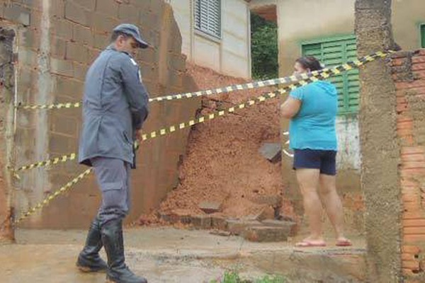 Muro de arrimo desaba e interdita residência no bairro Coração Eucarístico