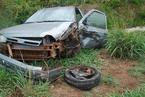 Motorista cochila ao volante e bate violentamente contra carreta na MGC354 