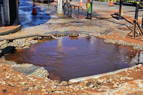 Vazamento em adutora pode causar falta d'água em 25 bairros de Patos de Minas