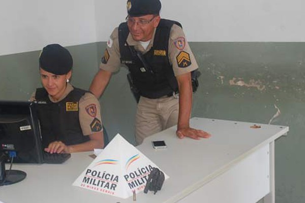 Irmão leva coronhada de irmão mais velho após briga por causa de dívida; arma é apreendida