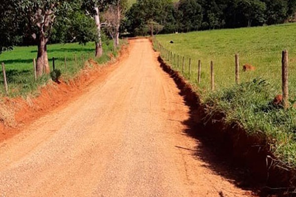 Estrada na região do Pilar que estava intransitável recebe reparos e morador agradece