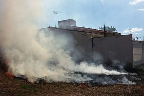 Período seco mal começa e moradores já sofrem com as incômodas e criminosas queimadas