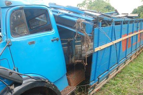 Motorista se sente mal na MGC 354, sai da pista e capota caminhão