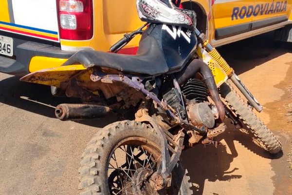 Moto sem placa e com número do chassi raspado é apreendida com jovem sem CNH na MG 235