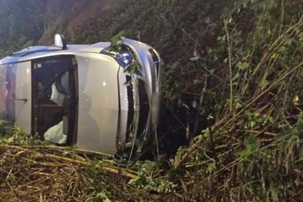 Condutora passa direto e desce barranco de mais de 25 metros na Fátima Porto