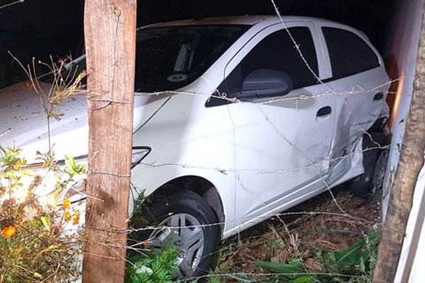 Criminosos tomam veículo de assalto, batem na fuga e abandonam carro dentro de lote