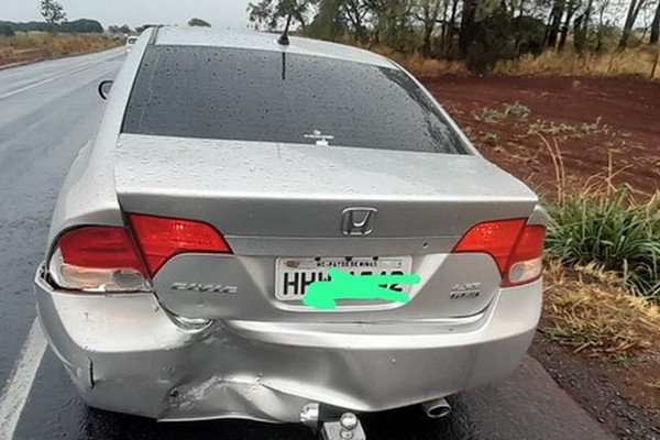 Condutora freia na BR 352 durante muita chuva e é atingida por carro que seguia logo atrás