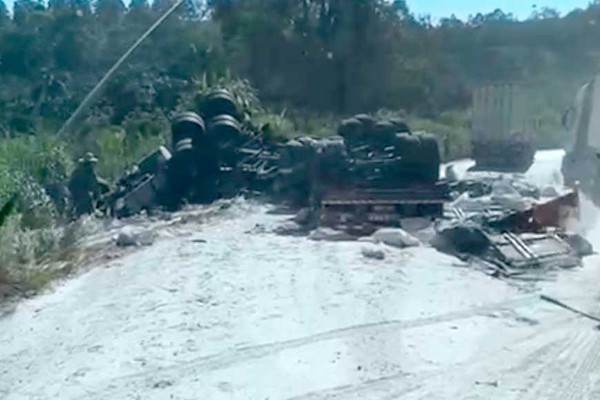 Motorista fica ferido após mais um tombamento de carreta na Curva dos Moreiras