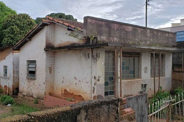 Vizinhos reclamam de casa abandonada que virou ponto de uso de drogas no Cristo Redentor