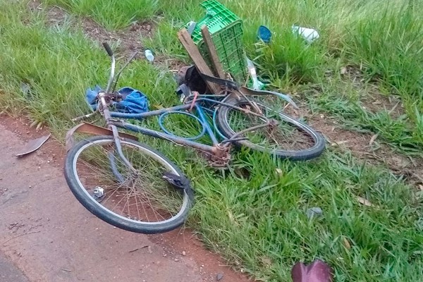 Ciclista de 88 anos fica bastante ferido depois de ser atingido por motociclista na MG 230 em Rio Paranaíba