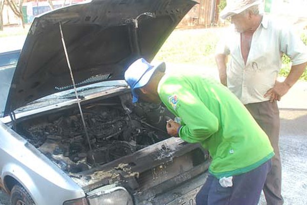 Fogo surpreende motorista e mais uma vez vizinhos ajudam a apagar chamas em veículo