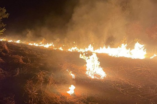 Produtor rural e funcionários são flagrados ateando fogo às margens de rodovia MG 410