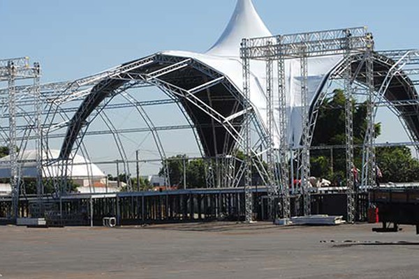 Montagem de estrutura segue a todo vapor nas dependências do Parque para a Fenamilho