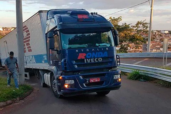 Carreta com 28 toneladas de gesso tem defeito e interdita avenida do Jardim Califórnia