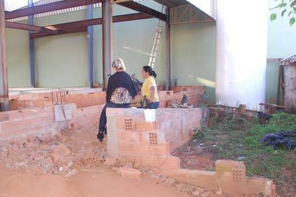 Com apoio dos Bombeiros, agentes eliminam focos da dengue em obra no centro