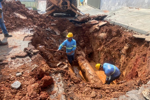 Rompimento de adutora danifica pavimentação e deixa casas desabastecidas, em Patos de Minas