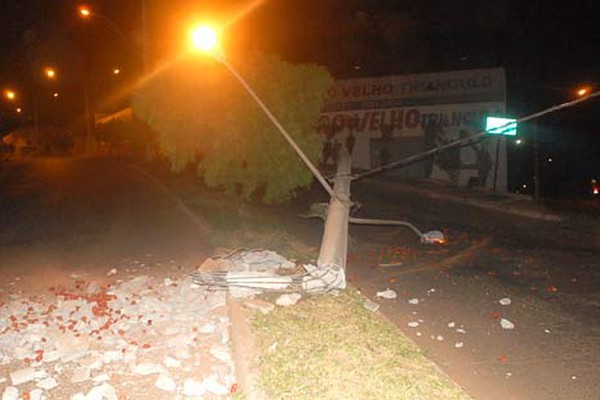 Caminhoneiro destrói poste e foge deixando tomates espalhados pela pista no Jardim Paulistano