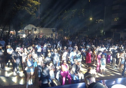 THe Class canta "I will survive na Fenapraça e empolga público; veja ao vivo