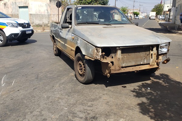 Acidente entre moto e carro no bairro Brasil deixa duas pessoas feridas