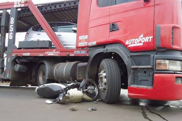 Motociclista fica gravemente ferida ao bater em carreta Cegonheira na avenida J.K