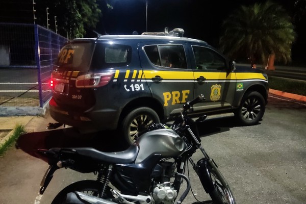 PRF de Patos de Minas apreende, na BR 365, moto adulterada em bagageiro de ônibus; jovem foi preso