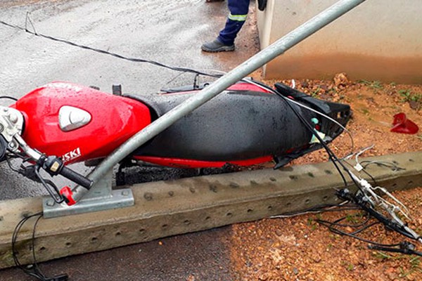 Motorista de caminhão derruba poste em cima de motocicleta durante manobra em Patos de Minas