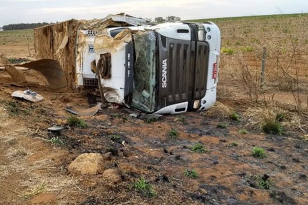 Carreta carregada com cenoura tomba perto da UFV de Rio Paranaíba e motorista fica ferido