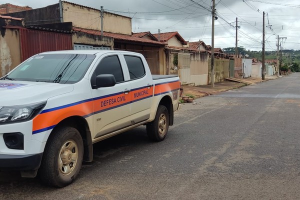 Chuva compromete estrutura de residências e famílias precisam sair de casa no bairro Jardim Esperança